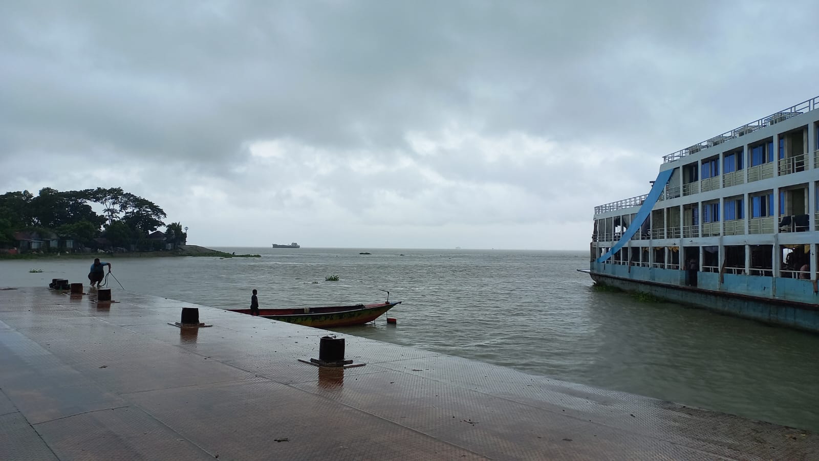চাঁদপুরে মুষলধারে বৃষ্টি, ছোট নৌযান চলাচল বন্ধ