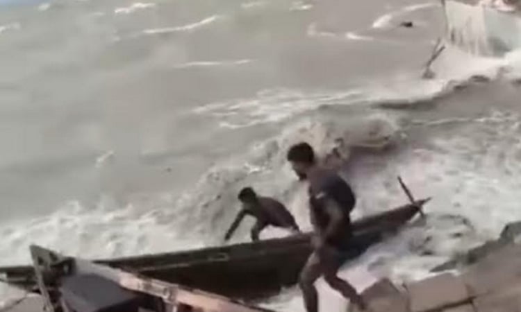 ভোলায় প্রবল জোয়ারে বেড়ীবাঁধ ভেঙ্গে বিস্তীর্ণ এলাকা প্লাবিত
