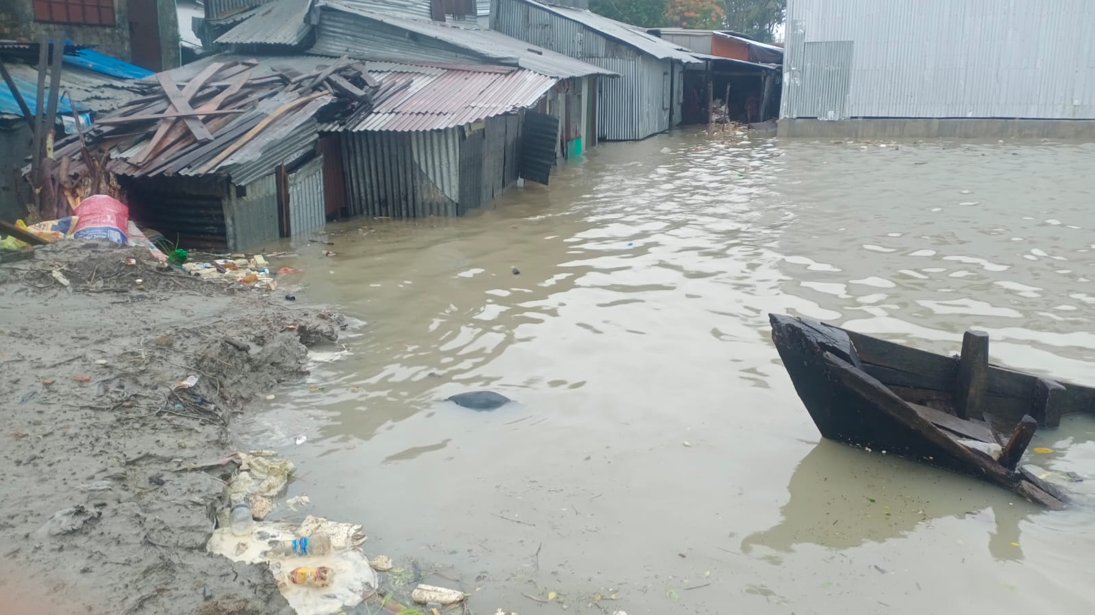 পটুয়াখালীর নিম্নাঞ্চল প্লাবিত, দুর্দশায় মানুষ