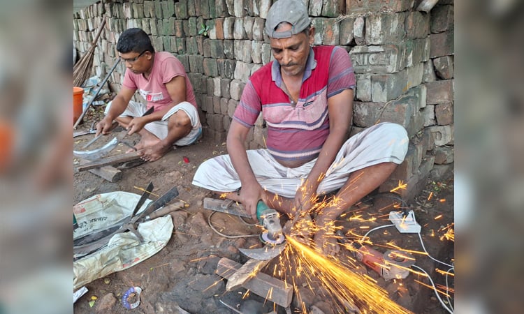 ঈদুল আযহা উপলক্ষে ছুরি-চাকু তৈরিতে ব্যস্ত রাজশাহীর কামাররা