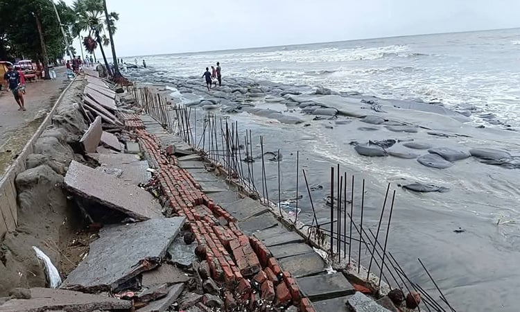 কুয়াকাটায় জলোচ্ছ্বাসে ভেসে গেছে ৪ কোটি টাকা ব্যয়ে নির্মিত সড়ক