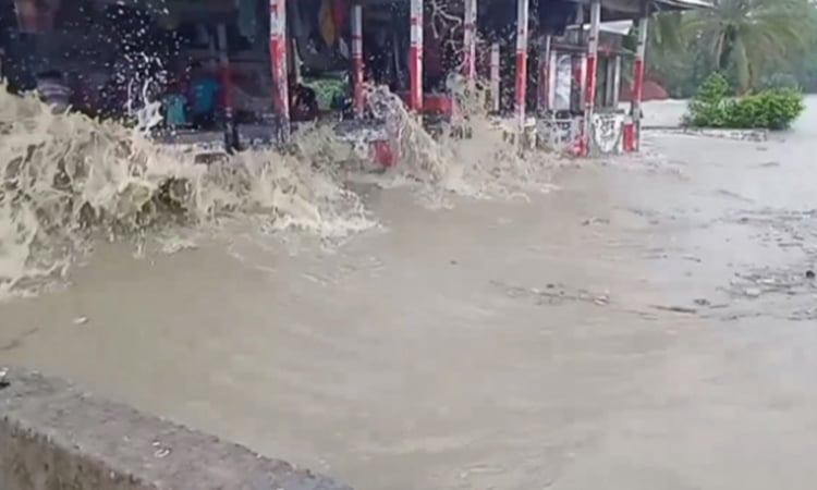 জোয়ারে প্লাবিত মনপুরায় ৩ হাজার মানুষ পানিবন্দি