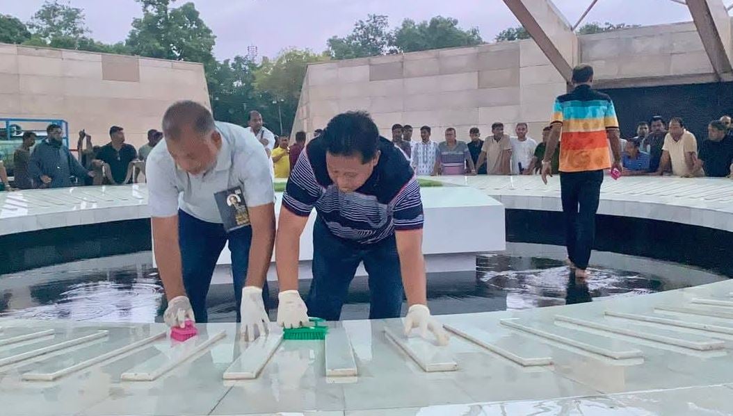শহীদ জিয়ার মাজার ও মাজার সংলগ্ন জিয়া উদ্যান রোড পরিষ্কার করলো স্বেচ্ছাসেবক দল