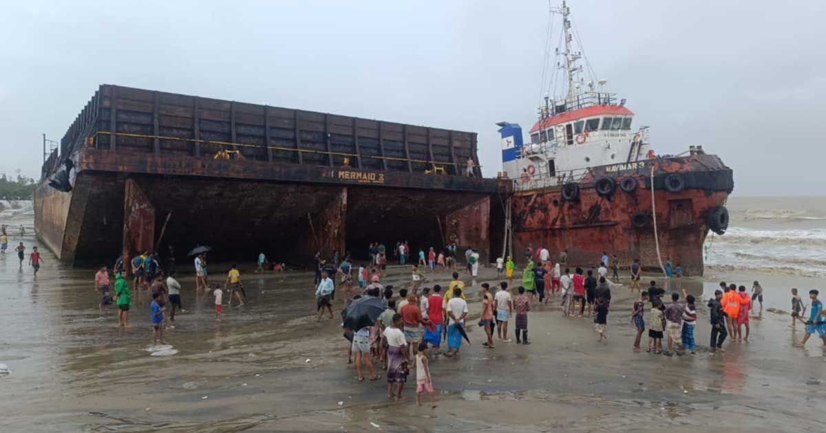 বঙ্গোপসাগরে উত্তাল ঢেউয়ে নিয়ন্ত্রণ হারিয়ে ৪ জাহাজ তীরে আটকা