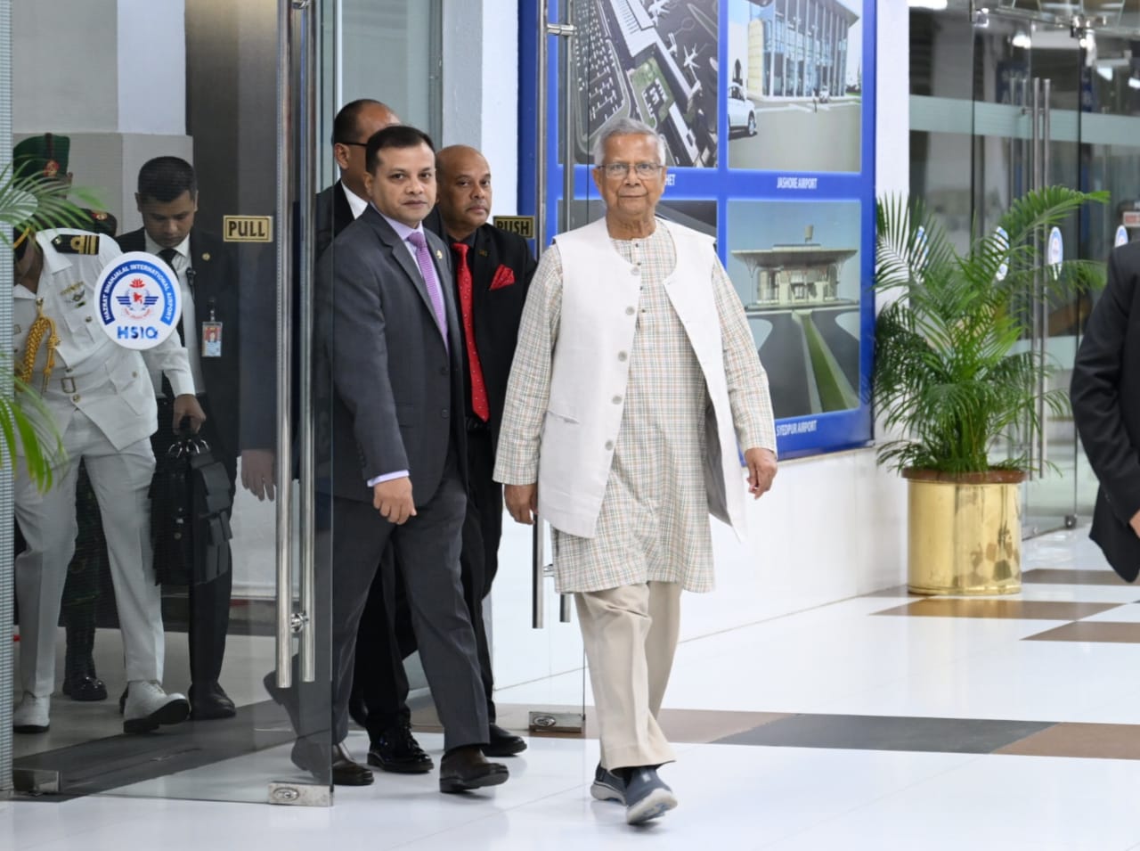 জাপান সফর শেষে দেশের উদ্দেশে প্রধান উপদেষ্টা