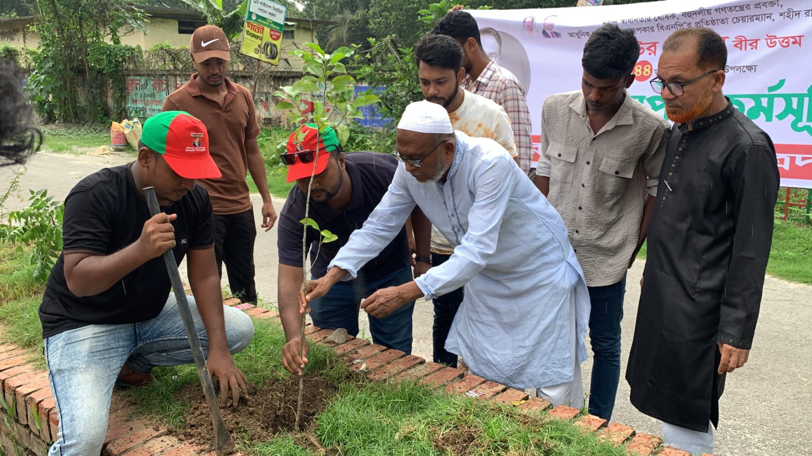 বাগেরহাটে শহীদ জিয়াউর রহমানের শাহাদাত বার্ষিকী উপলক্ষে বৃক্ষরোপন কর্মসূচি