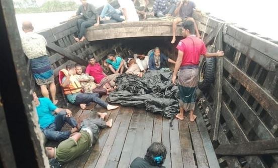 মেঘনায় ৩৯ যাত্রী নিয়ে ট্রলার ডুবি, ২ লাশ উদ্ধার