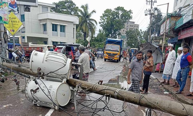 কুমিল্লায় ঘূর্ণিঝড়ে ৬২টি ট্রান্সফর্মার বিকল