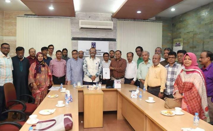 ঢাবিকে বিশেষ মর্যাদা দেওয়ার দাবি, শিক্ষকদের স্মারকলিপি