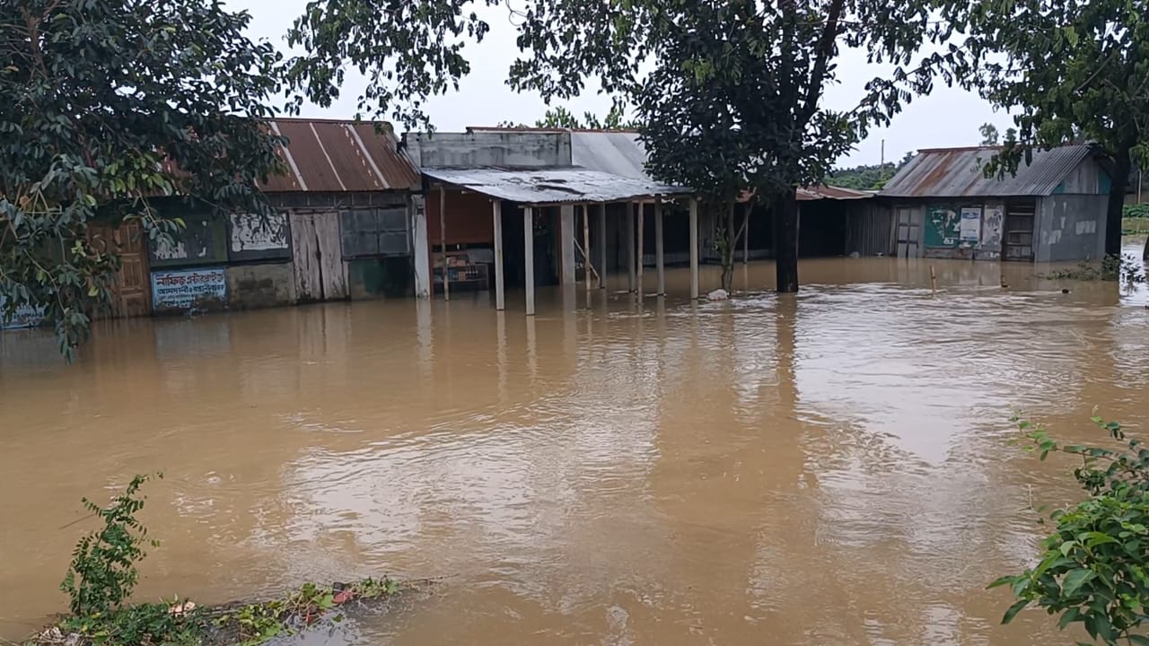 উজান থেকে নেমে আসা পাহাড়ি ঢলে আখাউড়ায় সীমান্তবর্তী নিচু এলাকা প্লাবিত