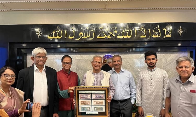 প্রধান উপদেষ্টার কাছে নতুন নকশার ব্যাংক নোট হস্তান্তর গভর্নরের