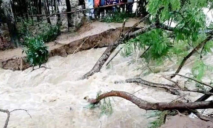 সিলেটে কুশিয়ারার পানি বিপৎসীমার ওপরে, বাঁধ উপচে প্লাবিত হচ্ছে লোকালয়