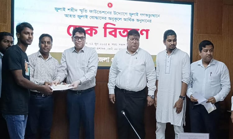 ফেনীতে গণঅভ্যুত্থানে আহতদের মধ্যে অনুদানের চেক বিতরণ