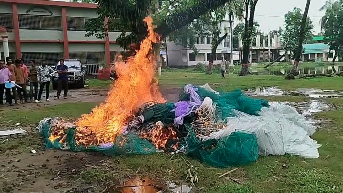 মোহনগঞ্জে ২৪৮টি নিষিদ্ধ জাল জব্দ 
