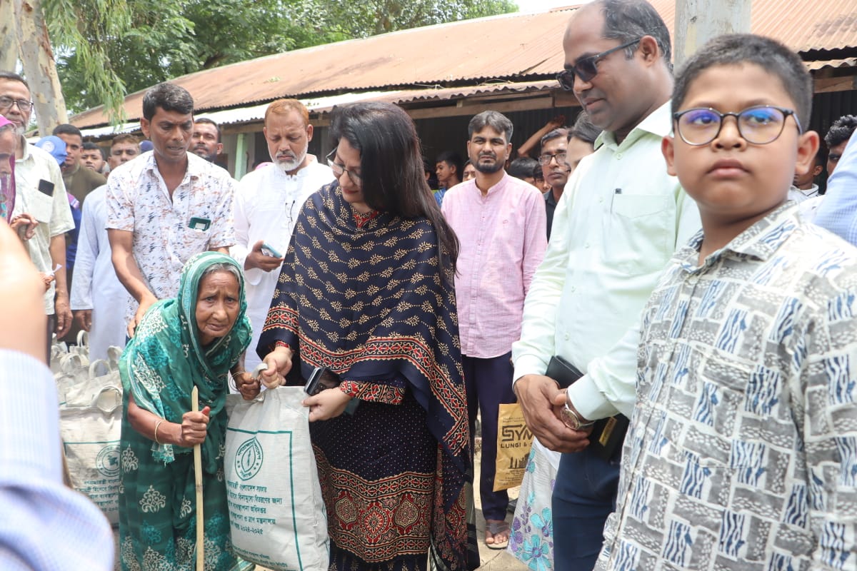 টাঙ্গাইলের চরাঞ্চলে দুস্থদের মধ্যে ঈদ উপহার বিতরণ