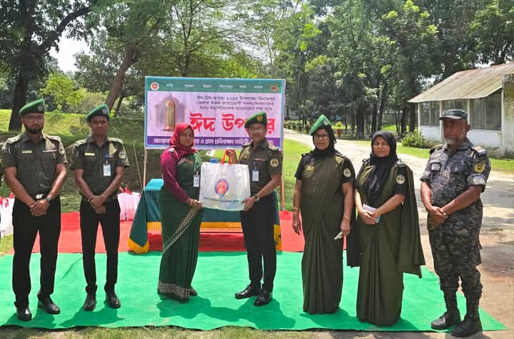 দিনাজপুরে আনসার ও ভিডিপি সদস্যদের মাঝে ঈদ উপহার বিতরণ