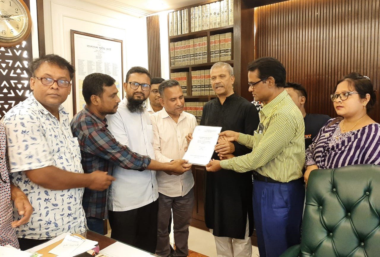 সরকারি চাকরি অধ্যাদেশ পর্যালোচনায় উচ্চ পর্যায়ের কমিটি হচ্ছে : আইন উপদেষ্টা