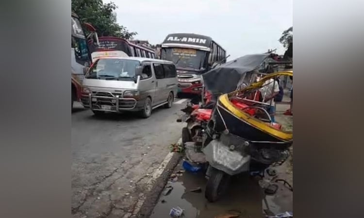 ফরিদপুরের ভাঙ্গায় বাস-থ্রি হুইলারের সংঘর্ষে পিতা-পুত্রসহ ৫ জন নিহত