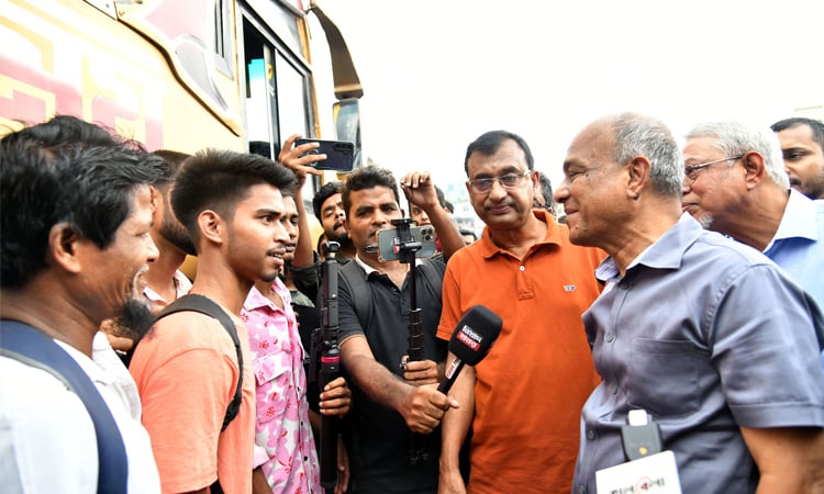 ঈদযাত্রায় সড়কপথে বাড়তি নিরাপত্তা নেয়া হয়েছে : স্বরাষ্ট্র উপদেষ্টা 