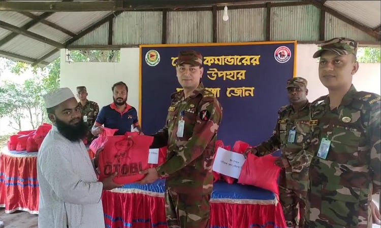 খাগড়াছড়ির মাটিরাঙ্গায় সেনাবাহিনীর ঈদ উপহার বিতরণ
