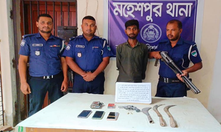 ঝিনাইদহে অস্ত্র ও গুলিসহ যুবক আটক
