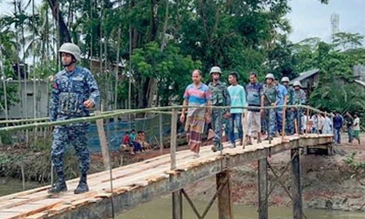 পাথরঘাটার নাচনাপাড়ায় ভেঙ্গে যাওয়া বেড়িবাঁধে নৌবাহিনীর সহায়তায় সাঁকো নির্মাণ