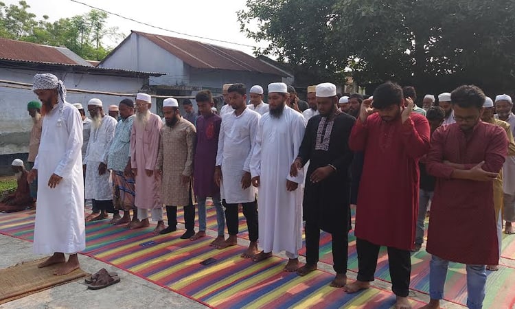 ঝিনাইদহে সৌদি আরবের সঙ্গে মিল রেখে ঈদুল আযহা উদযাপন