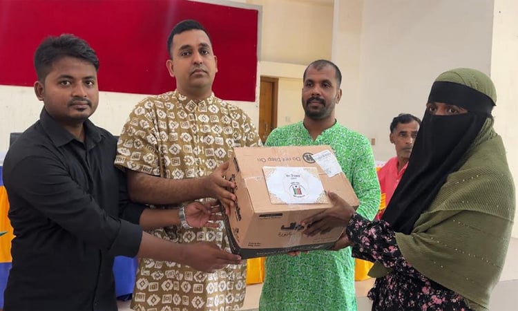 পটুয়াখালীতে শহীদ পরিবারের মধ্যে ঈদ উপহার বিতরণ