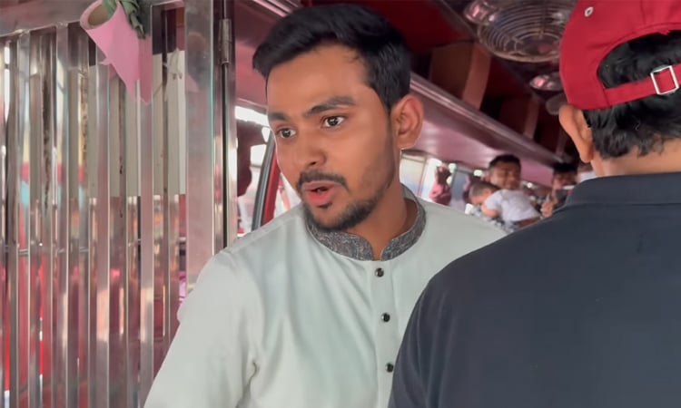 যাত্রীদের ঈদযাত্রার খোঁজ নিতে স্থানীয় সরকার উপদেষ্টার বাস টার্মিনাল পরিদর্শন