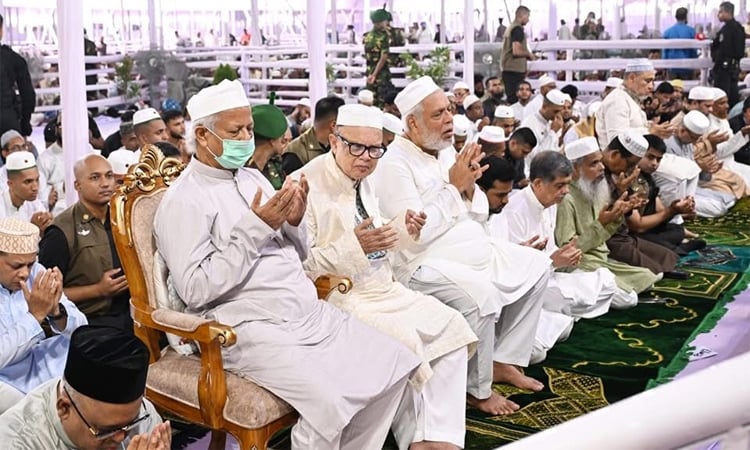 জাতীয় ঈদগাহে ঈদের নামাজ আদায় করলেন প্রধান উপদেষ্টা 
