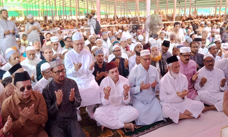 চট্টগ্রামে ঈদের প্রধান জামাতে দেশ ও জাতির মঙ্গল কামনায় মোনাজাত