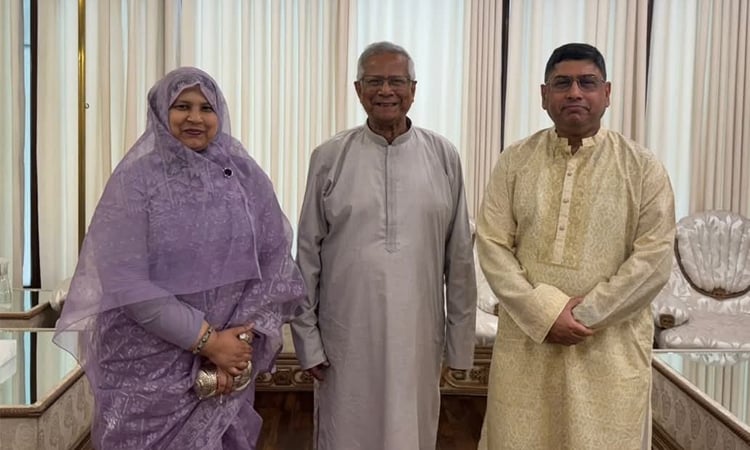 প্রধান উপদেষ্টার সঙ্গে সস্ত্রীক সাক্ষাৎ করেছেন সেনাপ্রধান