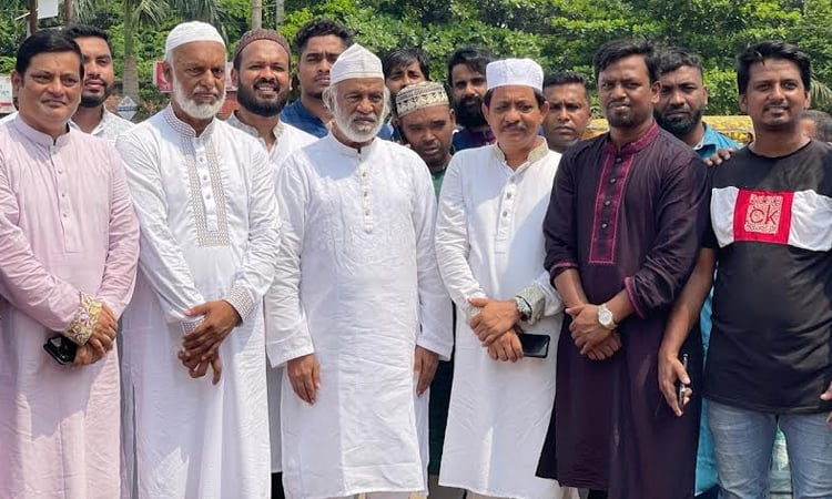 জুলাই-আগস্টের শহিদদের স্মরণে পশু কুরবানি দিলেন ড. মঈন খান