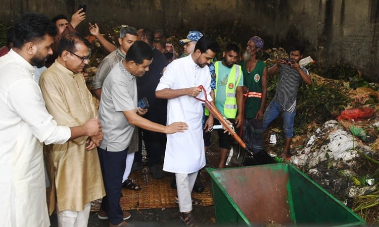 কোরবানির বর্জ্য অপসারণ কার্যক্রম পরিদর্শনে আসিফ মাহমুদ