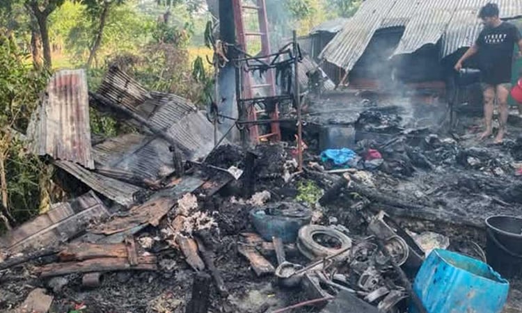 আনোয়ারায় বসতঘর পুড়ে ছাই, দগ্ধ বাবা-মেয়ে