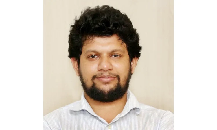 হেয়ার রোড মসজিদে ঈদের নামাজ আদায় করলেন তথ্য উপদেষ্টা