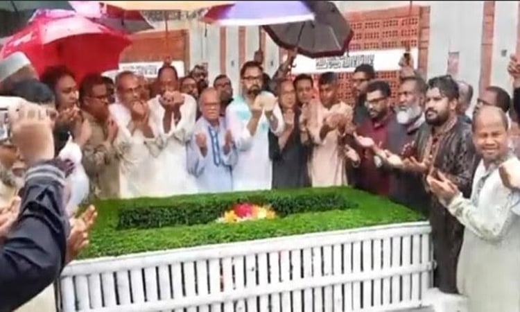 কোকোর কবর জিয়ারত করলেন রিজভী