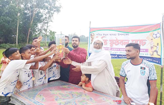 ঈদ উপলক্ষে টাঙ্গাইলে সুবিধাবঞ্চিত শিশুদের প্রীতি ফুটবল ম্যাচ অনুষ্ঠিত