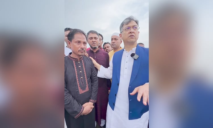 জুলাই শহীদ ওয়াসিম এর কবর জিয়ারত করেছেন সালাহউদ্দিন আহমেদ