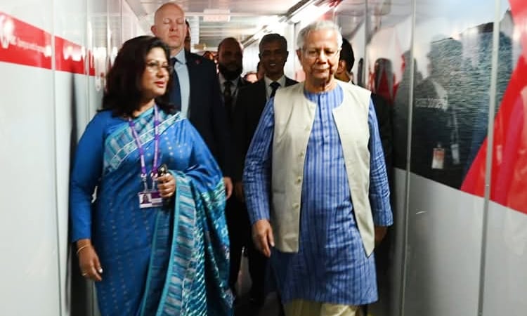 লন্ডন পৌঁছেছেন প্রধান উপদেষ্টা