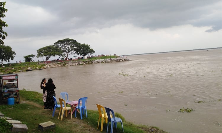 প্রধান নদ-নদীর পানি সমতল বিপৎসীমার নিচ দিয়ে প্রবাহিত হচ্ছে