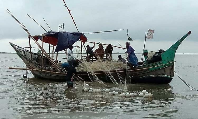 ৫৮ দিন বিরতির পর সমুদ্রে মাছ ধরা শুরু