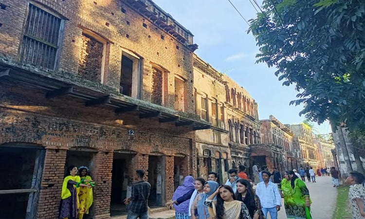 দেশি-বিদেশি পর্যটকদের পদচারণায় মুখরিত পানাম নগরী