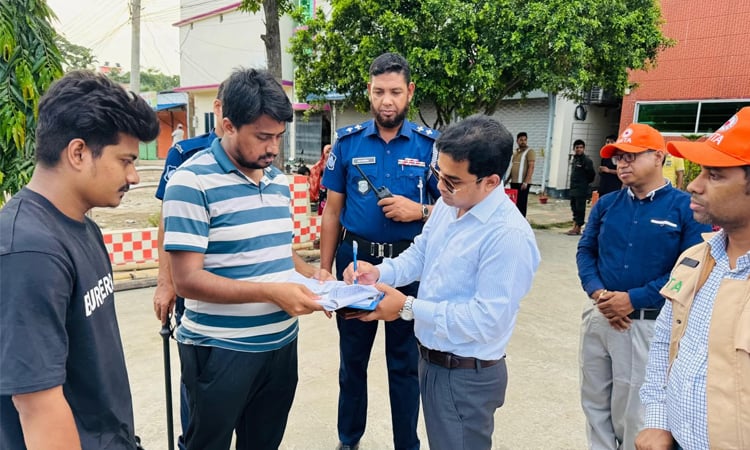 লক্ষ্মীপুরে অতিরিক্ত ভাড়া আদায়ের অভিযোগে ২৪ পরিবহনকে জরিমানা