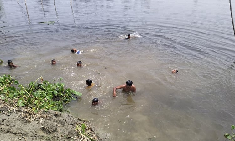 উত্তরের তাপদাহে অতিষ্ঠ ঈদের ছুটিতে বাড়ি ফেরা মানুষ