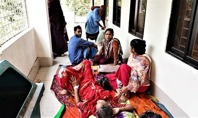 তীব্র গরমে অসুস্থ মানুষকে সেবা দিতে দিশেহারা মান্দা উপজেলা স্বাস্থ্য কমপ্লেক্স 