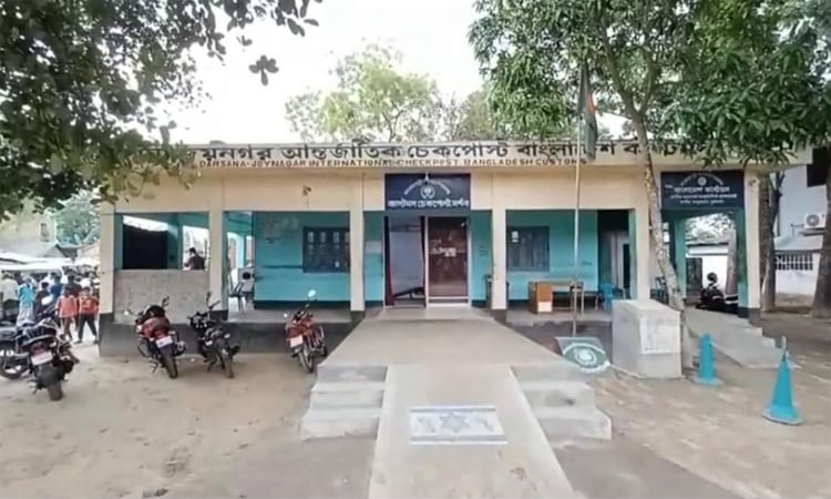 দর্শনার চেকপোস্টে ভারত ফেরত যাত্রীদের করোনা সতর্কতায় স্বাস্থ্য পরীক্ষা 