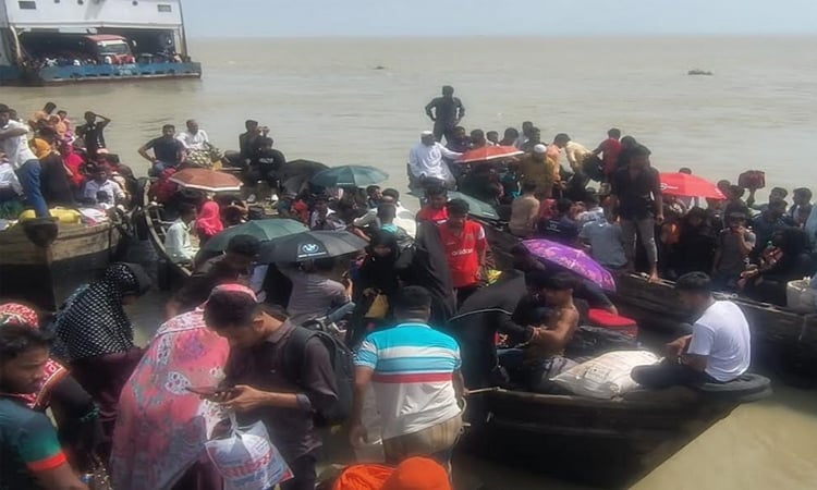 নিষেধাজ্ঞা অমান্য করে ভোলার বিভিন্ন নৌরুটে ঝুঁকিপূর্ণ যাত্রী পারাপার 