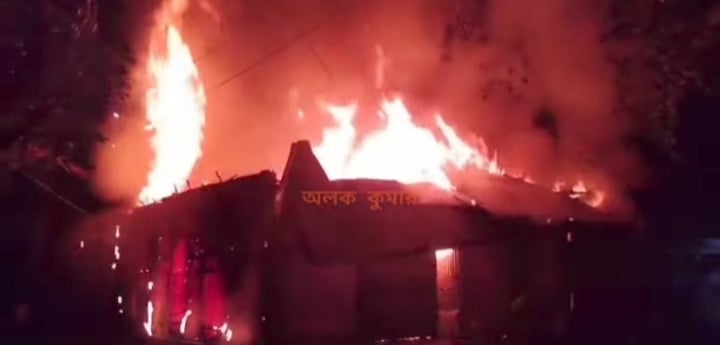 টাঙ্গাইলে অগ্নিকাণ্ডে ৫টি দোকান পুড়ে গেছে