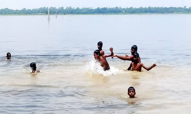 তীব্র তাপদাহ অতিষ্ঠ উত্তরের বরেন্দ্র জেলা নওগাঁবাসী